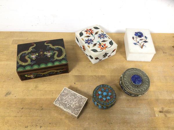 A mixed lot including a Wedgwood Chinese legend tapering connical vase, measures 9cm high, a vintage Susie Cooper milk jug stamped Crown Works, Burslem, a card game scores transfer printed mug, glove stretcher, mother of pearl compact etc (a lot), £20-30