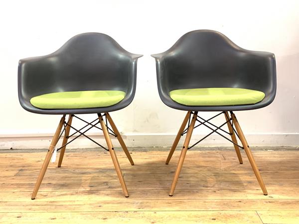 A pair of mid century beech and elm side chairs, with comb back, solid seat, on splay turned supports united by stretchers (80cm x 41cm x 45cm), £40-60