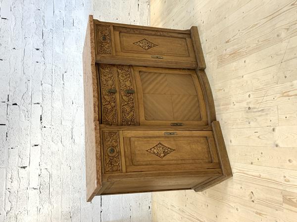 A Georgian style yew wood occasional table, the circular top with satinwood inlay, above three frieze drawers and three dummy drawers, on tripod support ending in paw feet and castors (59cm x d.51cm), £40-60