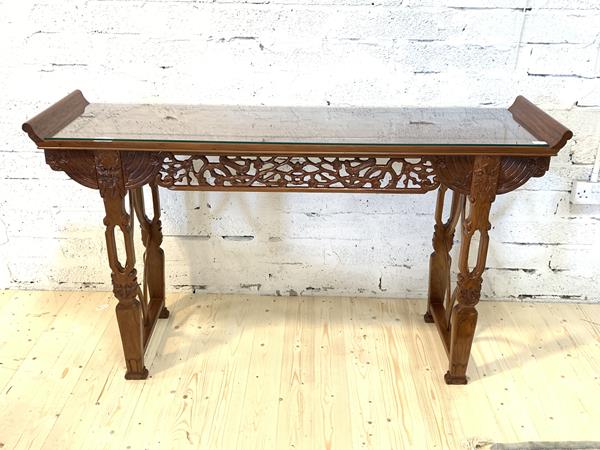 An Indian hardwood lamp table, the octagonal top with bone inlay depicting elephants and foliate, raised on a carved pedestal in the form of an elephant, H38cm, W54cm, D52cm, £40-60